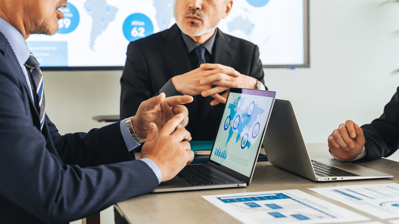 成長した営業がコンサルタントとして、クライアントの経営者に提案する様子