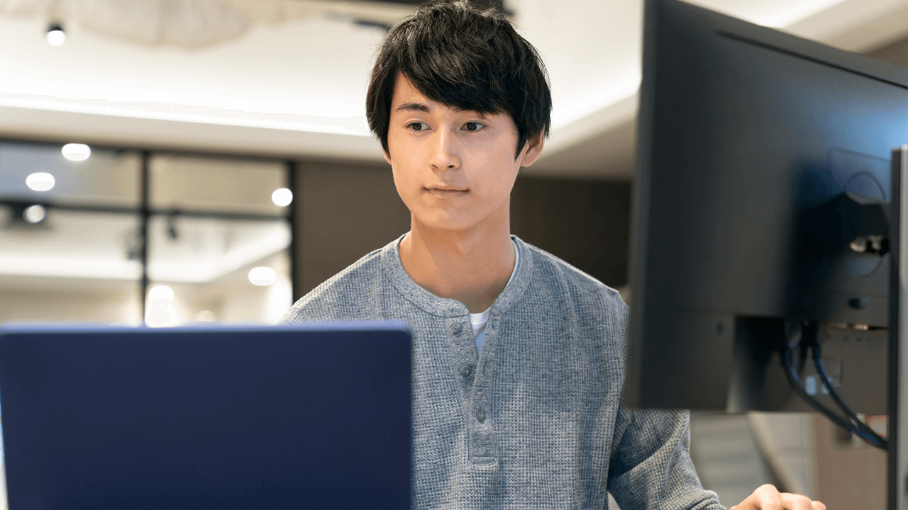 ITエンジニアがプログラミングをする様子